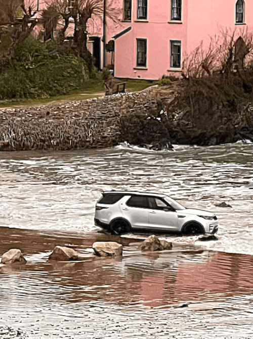 водитель припарковался на пляже