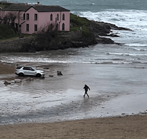 водитель припарковался на пляже