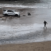 водитель припарковался на пляже