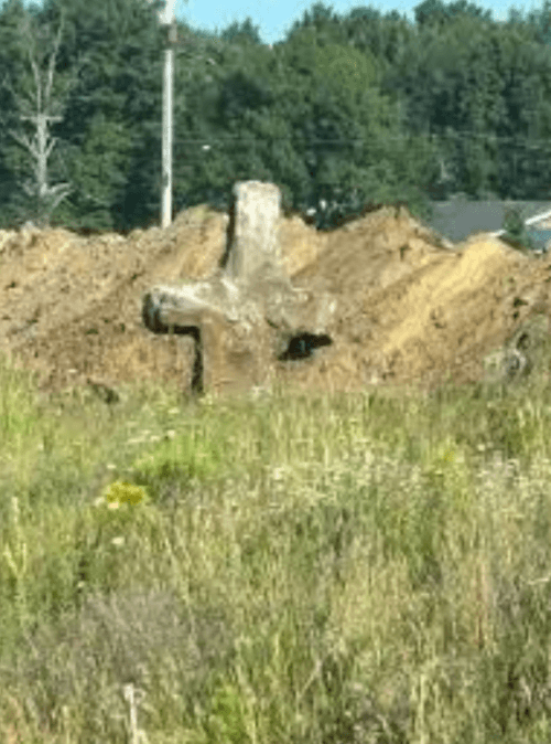 большой цементный крест