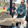 пеликан попытался отъесть руку