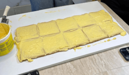 быстро намазала хлеб маслом