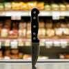 удар ножом в спину в магазине