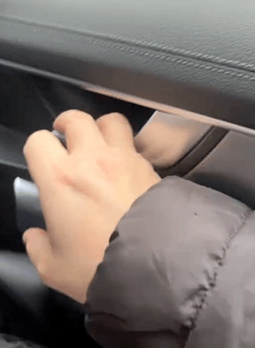 заперты в чужом автомобиле