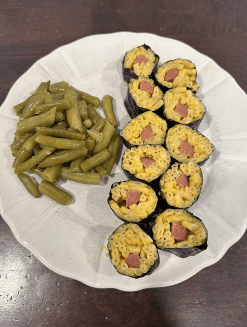 роллы с макаронами и сосисками