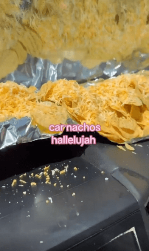 начос с сыром в машине