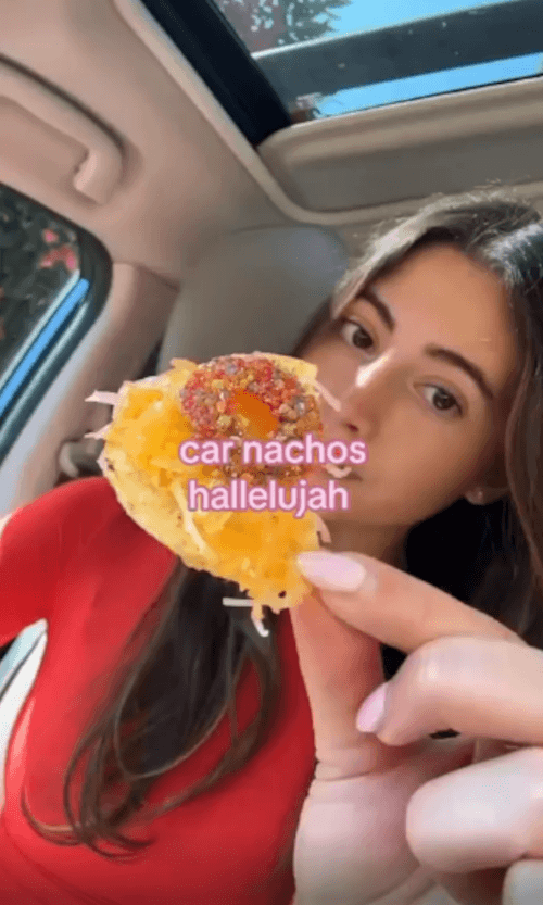 начос с сыром в машине