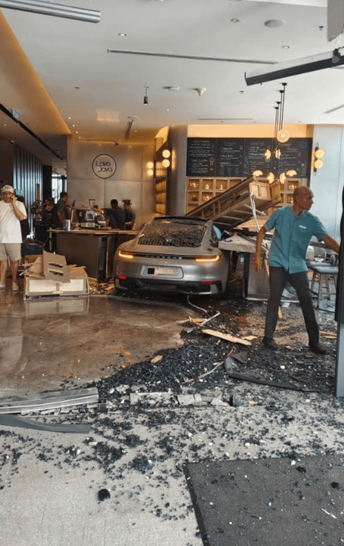 автомобилистка въехала в кафе