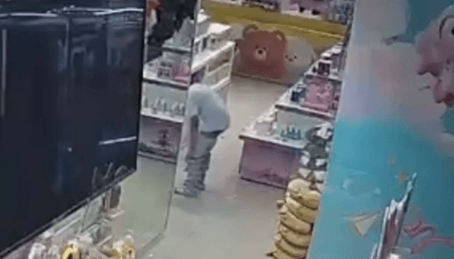 мальчик справил нужду в магазине