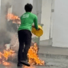 загоревшийся мусорный бак