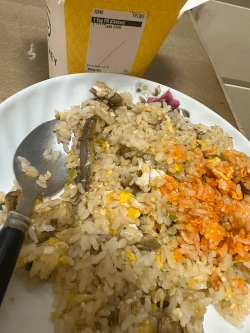 мёртвая ящерица в жареном рисе