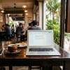 люди приходят в кафе работать 
