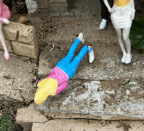 лисы в миниатюрной деревне