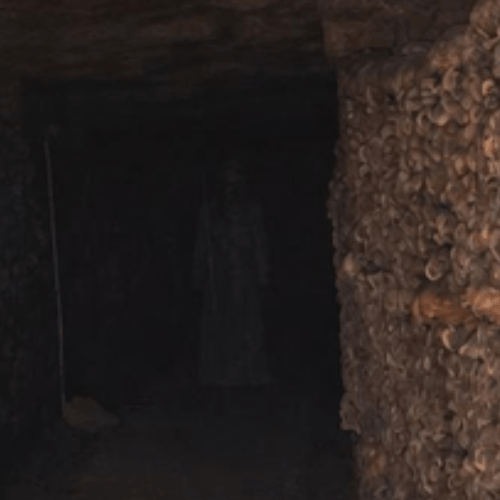 женщина в белом в катакомбах