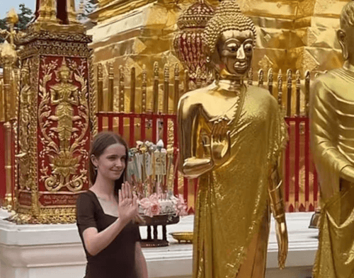 туристка скопировала позу будды