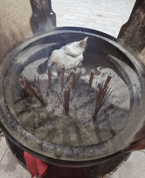 куры в храмовой курильнице