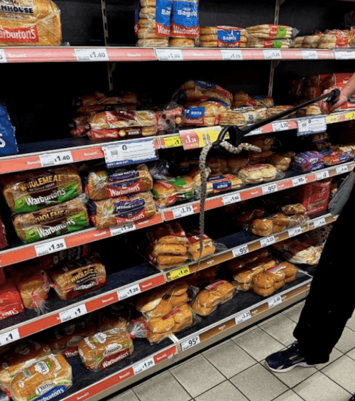 змея в хлебном отделе магазина