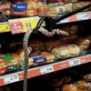 змея в хлебном отделе магазина
