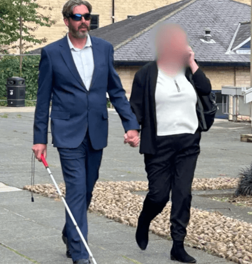 слепой мужчина за рулём машины 