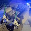 двое мужчин ехали на диване