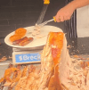 взвешивание мяса в ресторане