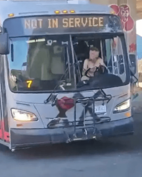 полуголый мужчина в автобусе 