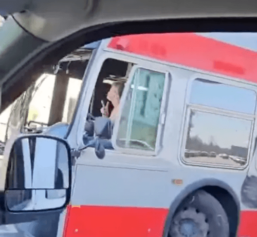 полуголый мужчина в автобусе