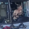полуголый мужчина в автобусе