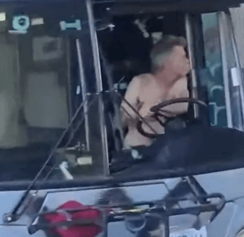 полуголый мужчина в автобусе