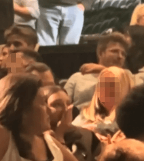 мюзикл задержали почти на час