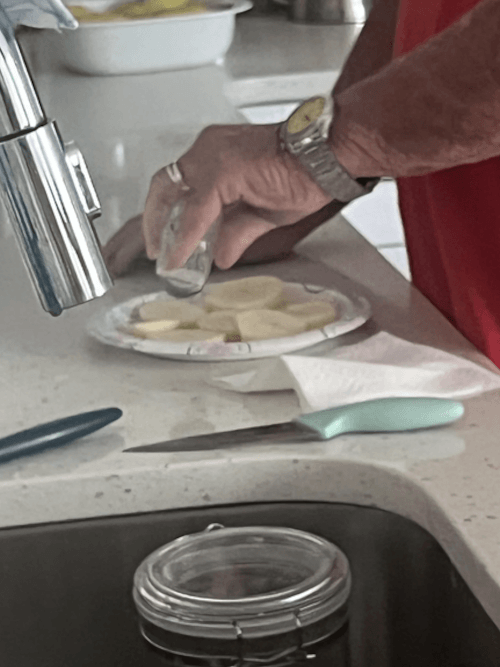 дедушка ест сырую картошку