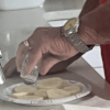 дедушка ест сырую картошку