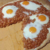 пицца с фасолью и яичницей