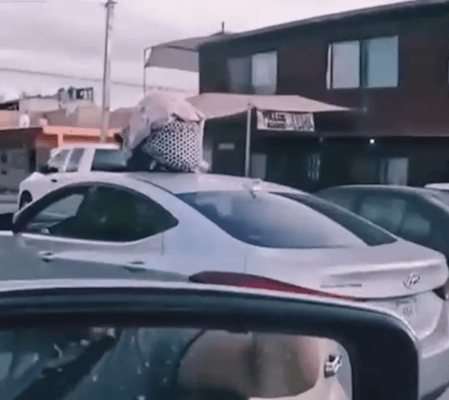 автолюлька с ребёнком на крыше