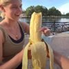 туристы купили большой банан