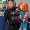 полицейские арестовали куклу