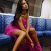 девушка танцует в метро